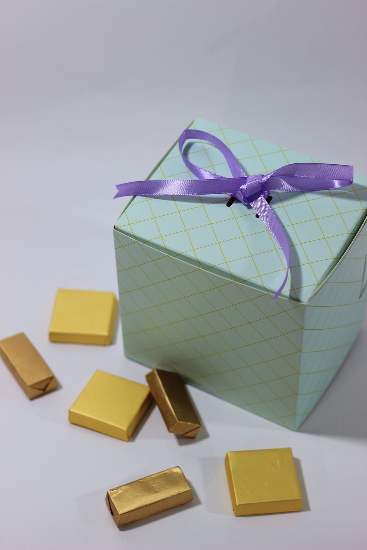 Caixa presente com bombons dourados