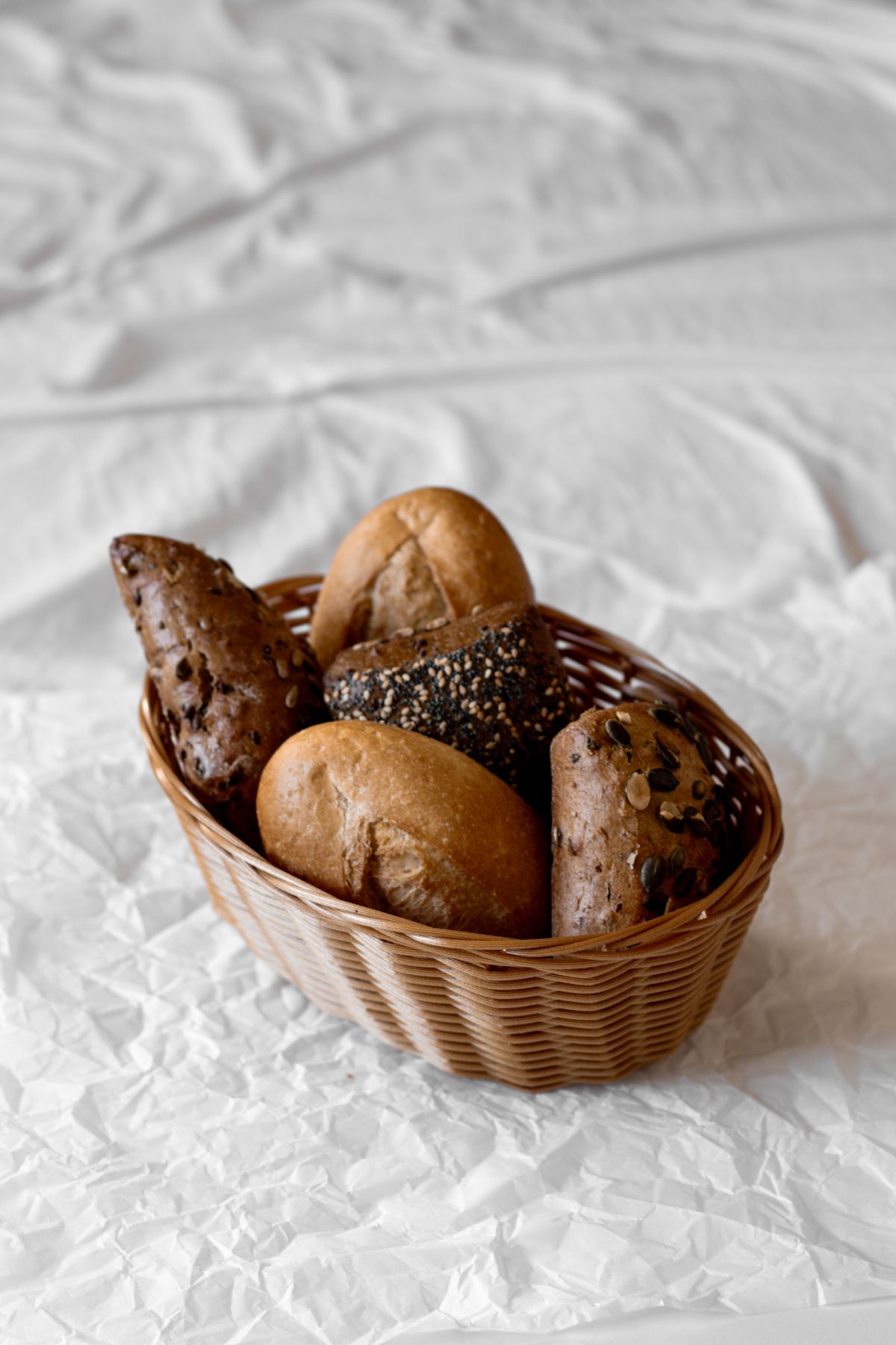 Cesta de pães artesanais para café da manhã